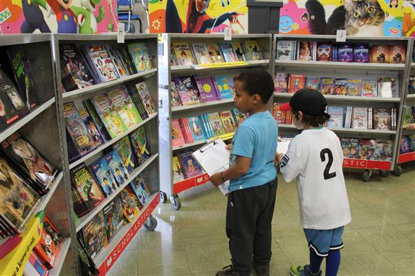  kids looking at books 