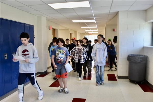  kids hurrying in hallway 