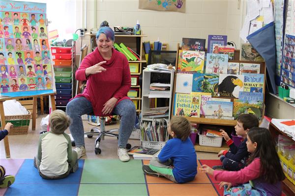  woman teaching students sign language 