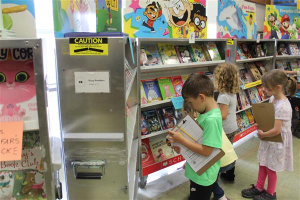  kids looking at books 
